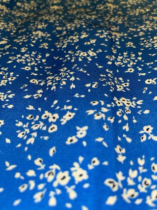 Falda larga azul con estampado floral