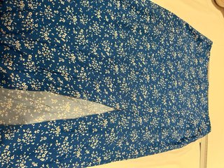 Falda larga azul con estampado floral
