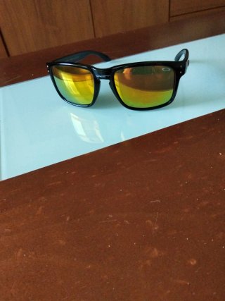 Gafas de sol Oakley negras y doradas