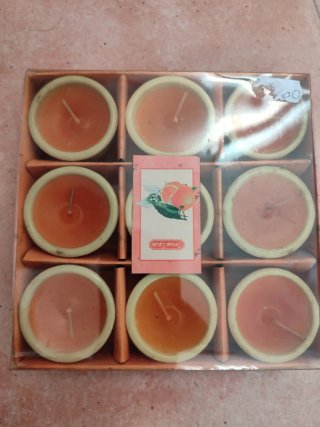 Velas aromáticas naranjas y rosas