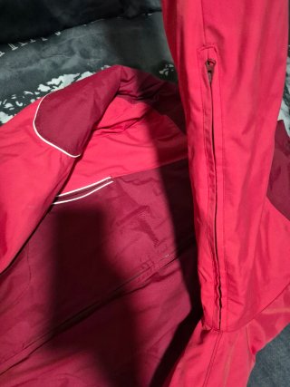 Chaqueta de invierno roja y morada