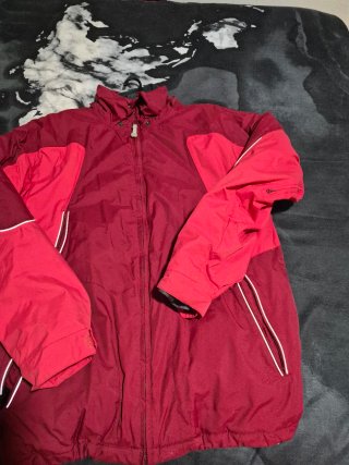 Chaqueta de invierno roja y morada