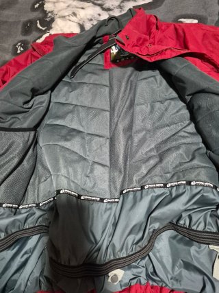 Chaqueta de invierno roja y morada