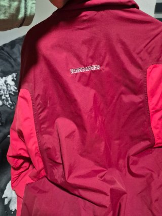 Chaqueta de invierno roja y morada