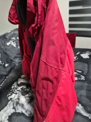 Chaqueta de invierno roja y morada