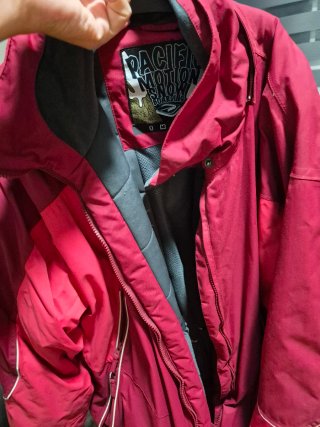 Chaqueta de invierno roja y morada