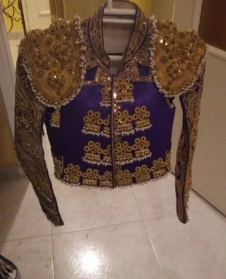 Chaqueta de torero bordada dorada y morada
