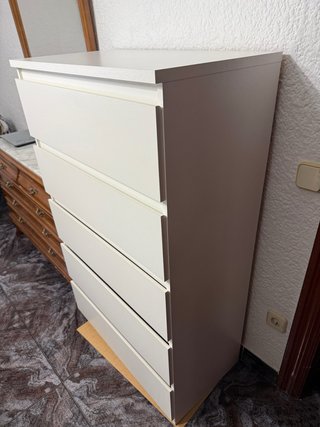 Cómoda blanca de madera