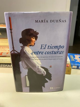 El tiempo entre costuras
