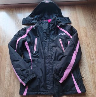 Chaqueta de esquí negra y rosa