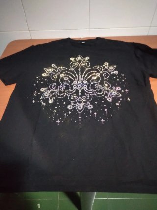 Camiseta negra con estampado brillante