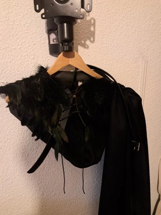 Capa Medieval con Capucha y Plumas