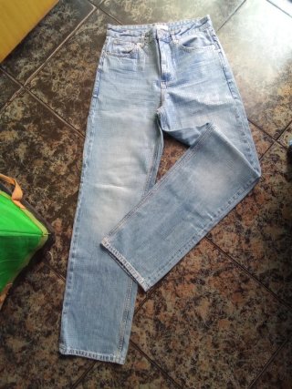 Pantalones vaqueros con brillo plateado