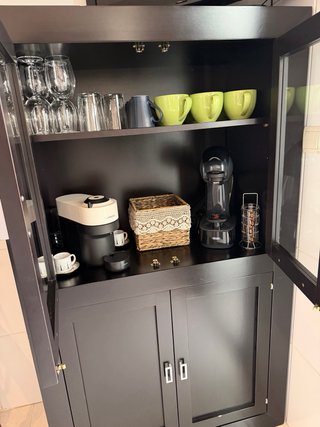 Vetrina credenza nera con porte in vetro