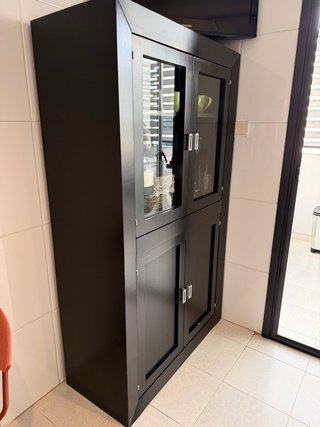 Vetrina credenza nera con porte in vetro