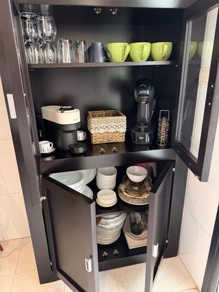 Vetrina credenza nera con porte in vetro