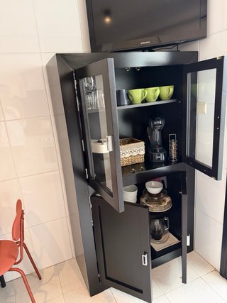 Vetrina credenza nera con porte in vetro