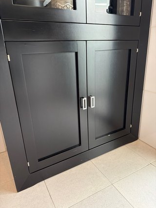 Vetrina credenza nera con porte in vetro