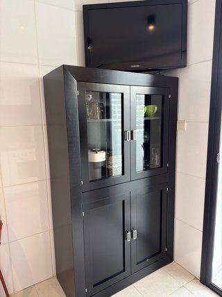 Vetrina credenza nera con porte in vetro