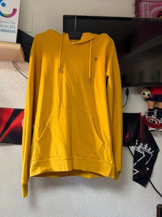 Sudadera amarilla Álvaro Moreno