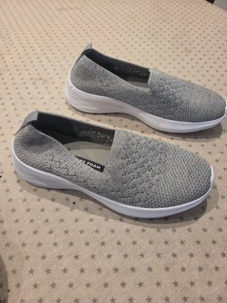 Zapatos grises de malla con suela blanca