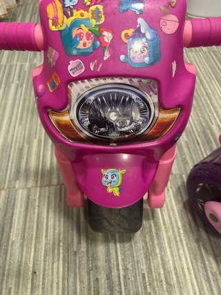 Moto infantil rosa con pegatinas