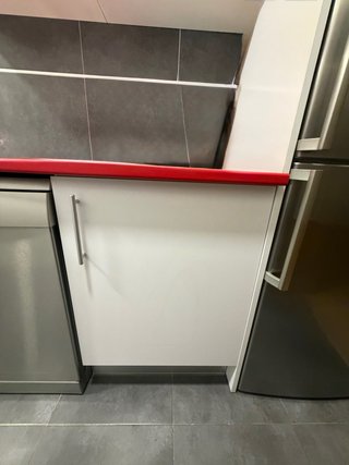 Cocina en blanco con encimera roja