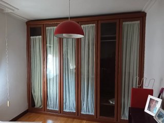 Armario de madera y cristal