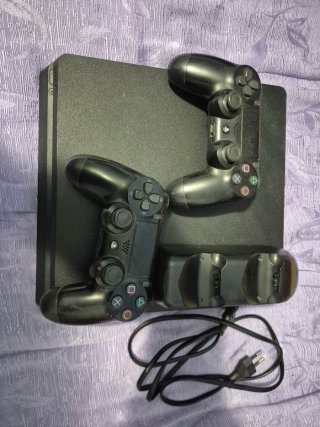 PlayStation 4 Slim 1TB, 2 Controller e Base