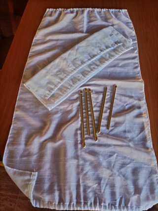 Visillo blanco con varillas doradas