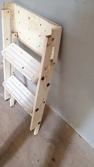 Escalera de mano metálica de 3 peldaños