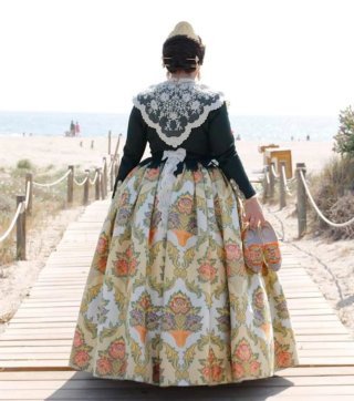 Traje de fallera tradicional