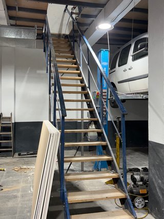Escalera Mecalux con barandillas