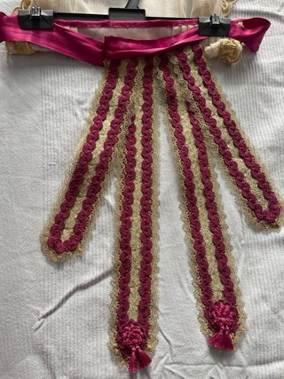 Manteletas de fallera doradas y flock fucsia.