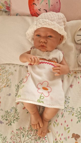 Muñeca Antonio Juan con Vestido y Gorrito