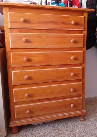 Cómoda de madera marrón