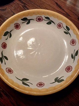 Plato de cerámica con motivos florales 38cm ancho.