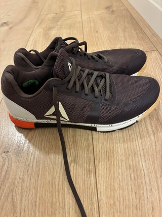 Zapatillas Reebok gris oscuro.