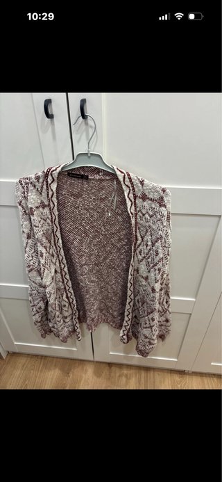Chaqueta larga de punto beige y rojo
