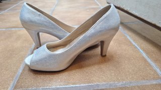 Zapatos de tacón plateados peep toe