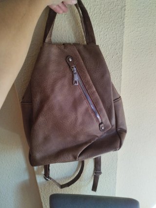 Mochila marrón de cuero sintético