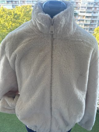 Cazadora de pelo beige,