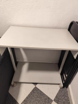 Tavolo per computer bianco