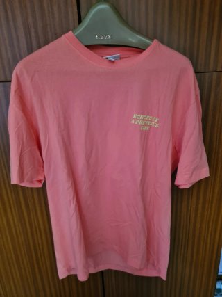 Camiseta H&M rosa con texto