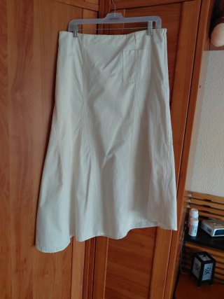 Falda asimétrica color crema con bolsillo trasero