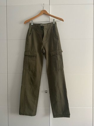 Pantalones cargo Stradivarius verde oliva
