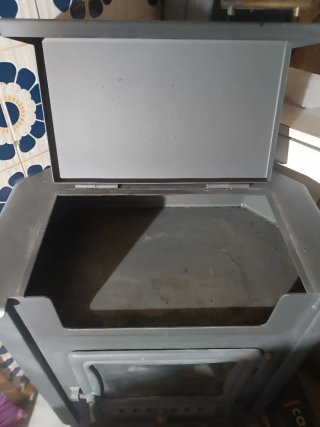 Chimenea de leña metálica gris