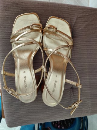 Sandalias Stradivarius doradas talla 39