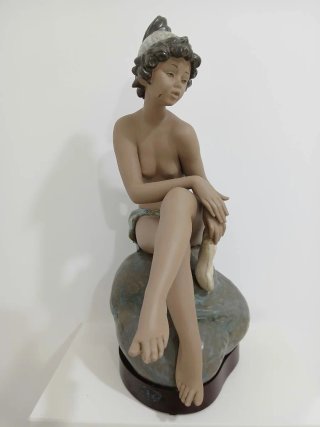 Figura Lladró Desnudo con Zapatillas
