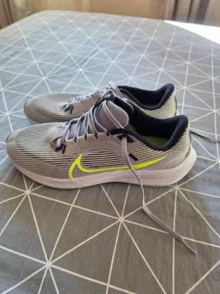 Zapatillas Nike grises y verdes